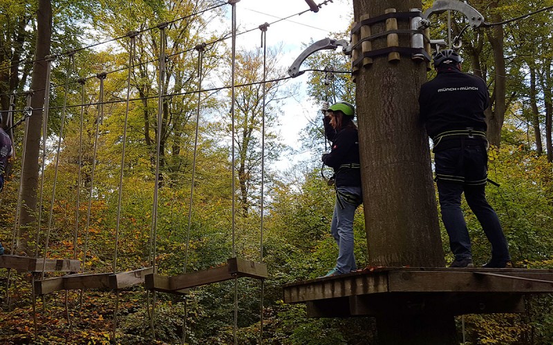 Münch+Münch Teamevent Kletterpark - Zwei Kletterer auf Plattform