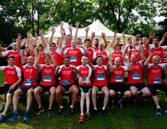 Münch+Münch J.P. Morgan-Lauf 2018 - Gruppenfoto am Firmen-PartyPoint