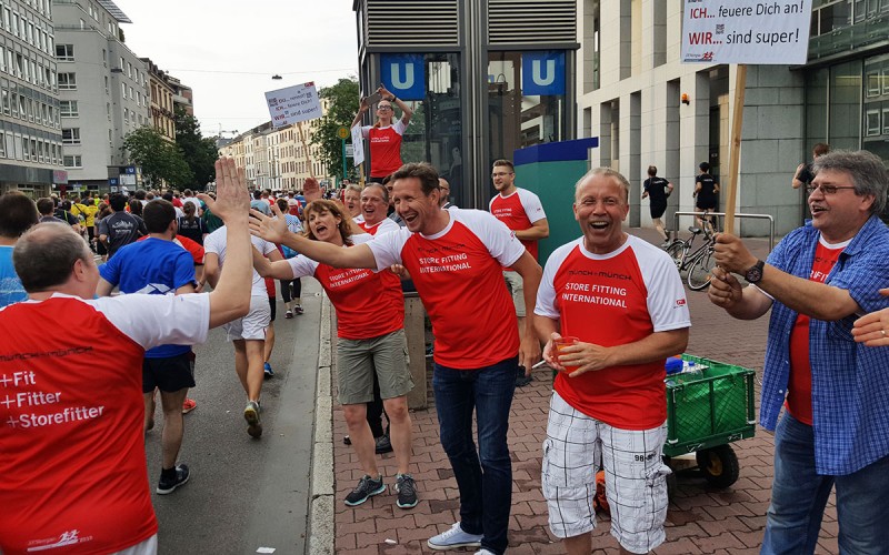 Münch+Münch J.P. Morgan-Lauf 2018 - Abklatschen unter Kollegen am Straßenrand