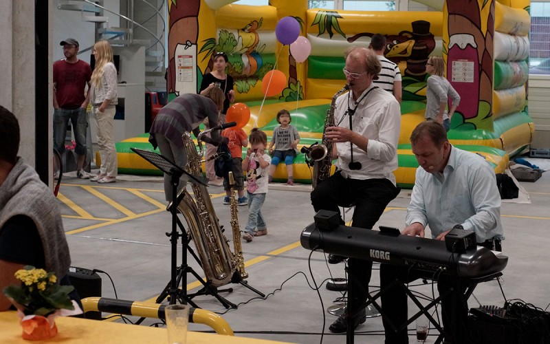 Münch+Münch Familiensommerfest - Band vor Hüpfburg-Kulisse