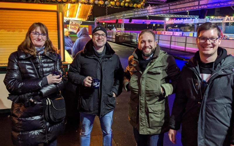 Münch+Münch Teamevent Eisstockschießen – Gruppenbild vor Eislaufbahn