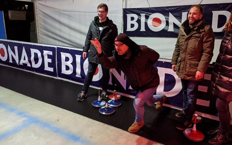 Münch+Münch Teamevent Eisstockschießen – Spieler nach dem Wurf des Eisstocks