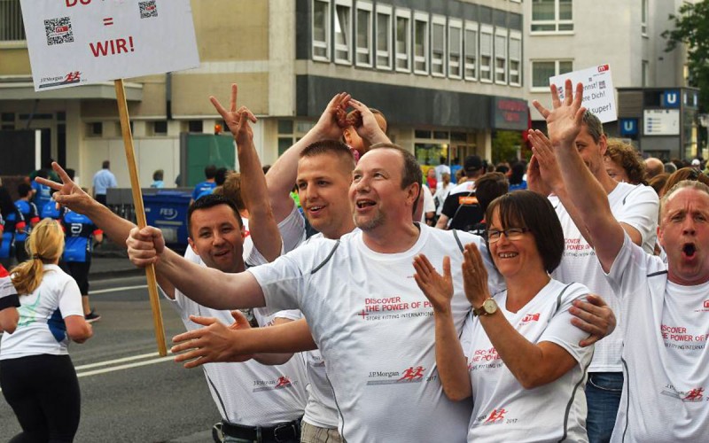 Münch+Münch J.P. Morgan-Lauf 2017 - Jubelnde Fans an der Laufstrecke