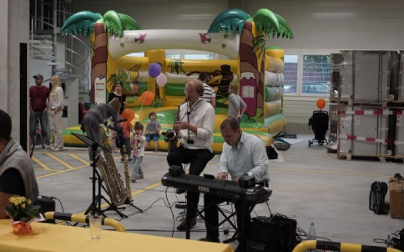 Münch+Münch Familiensommerfest 2017 - Band vor Hüpfburg-Kulisse