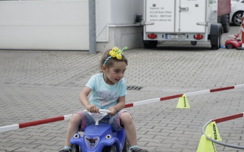 Münch+Münch Familiensommerfest 2017 - Mädchen auf Bobbycar-Rennstrecke