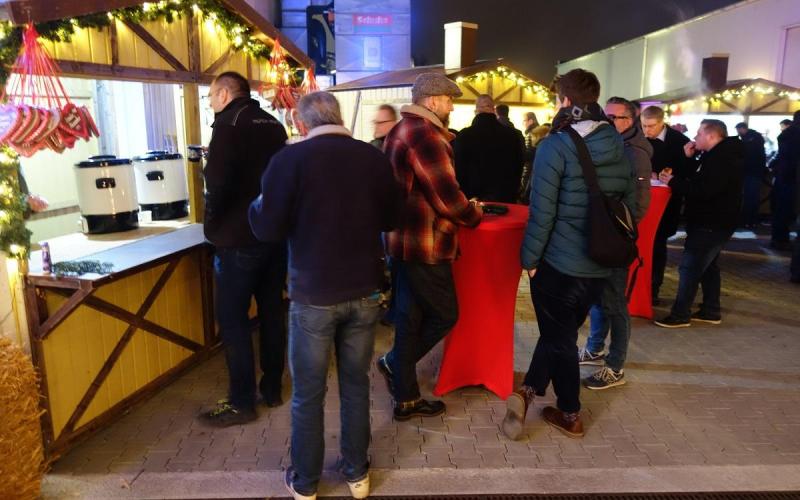 Münch+Münch Weihnachtsfeier 2018 - Personengruppe vor Weihnachtsmarktständen