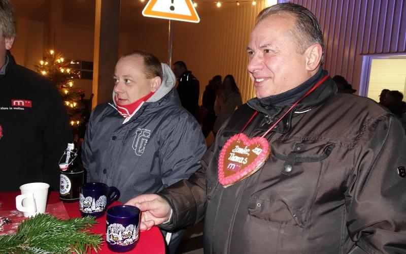 Münch+Münch Weihnachtsfeier 2018 - Teilnehmer mit Glühwein und Lebkuchenherz