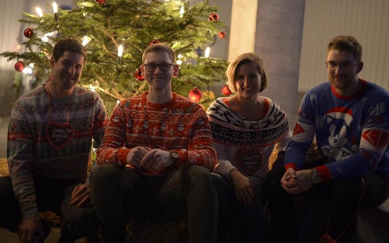Münch+Münch Weihnachtsfeier 2018 - Personengruppe vor Weihnachtsbaum
