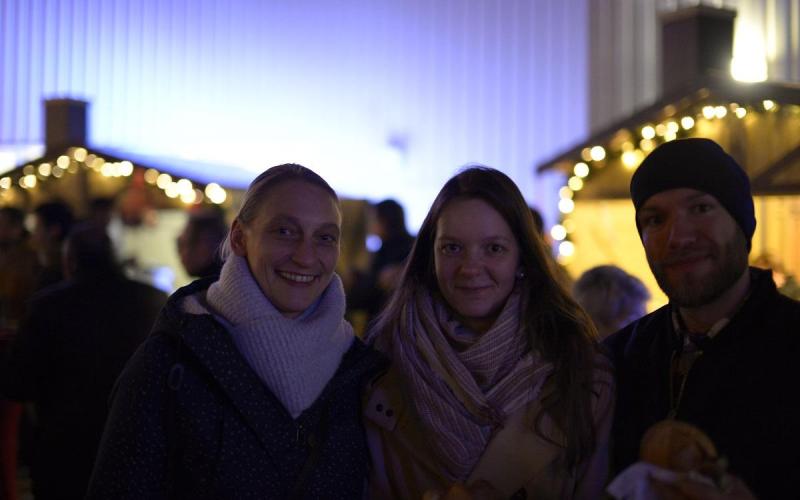 Münch+Münch Weihnachtsfeier 2018 - Dreiergruppe vor beleuchteten Marktständen