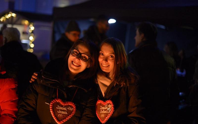 Münch+Münch Weihnachtsfeier 2018 - Zwei Personen mit Lebkuchenherz