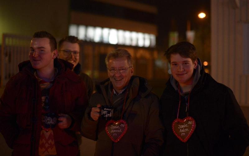 Münch+Münch Weihnachtsfeier 2018 - Personengruppe mit Lebkuchenherz