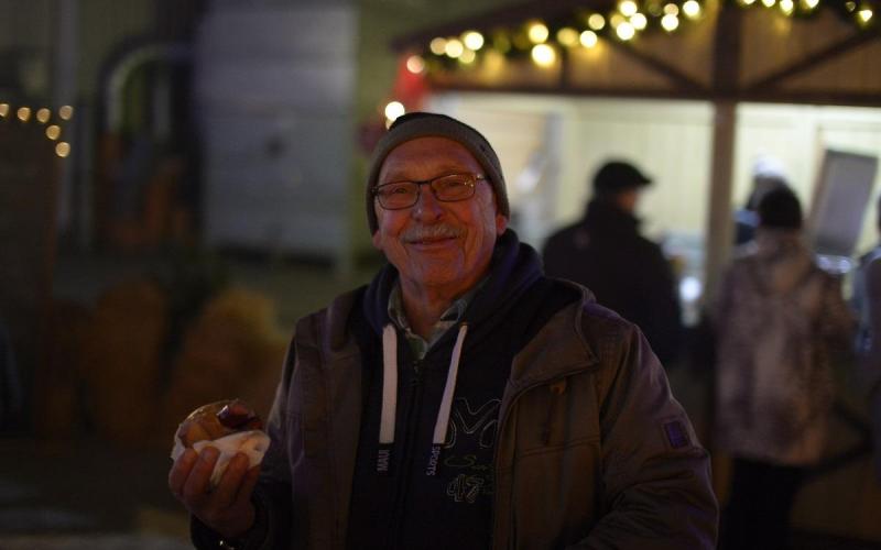 Münch+Münch Weihnachtsfeier 2018 - Porträtaufnahme vor beleuchtetem Marktschirm
