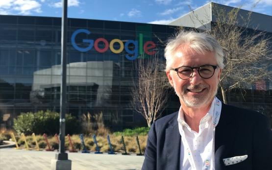 Münch+Münch EHI Retail Innovation Tour USA 2018 -  Jörg Münch vor Google-Gebäude im Silicon Valley