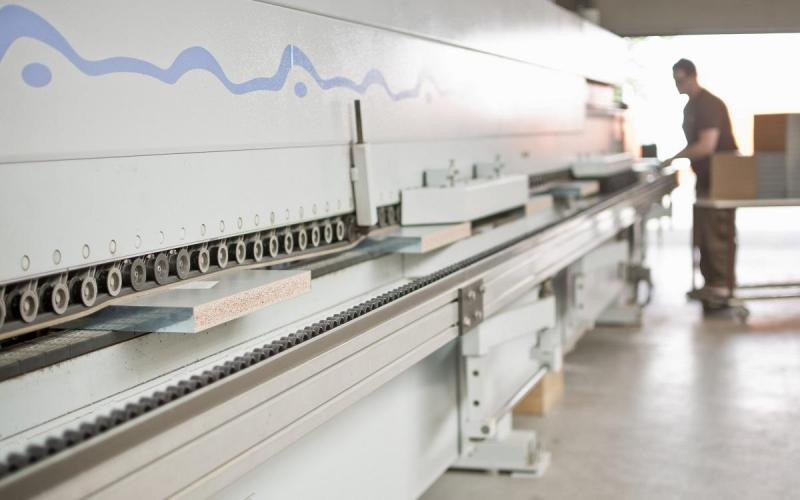 Münch+Münch Pressebericht Spanplatte - Kantenbearbeitungsmaschine LaserTec