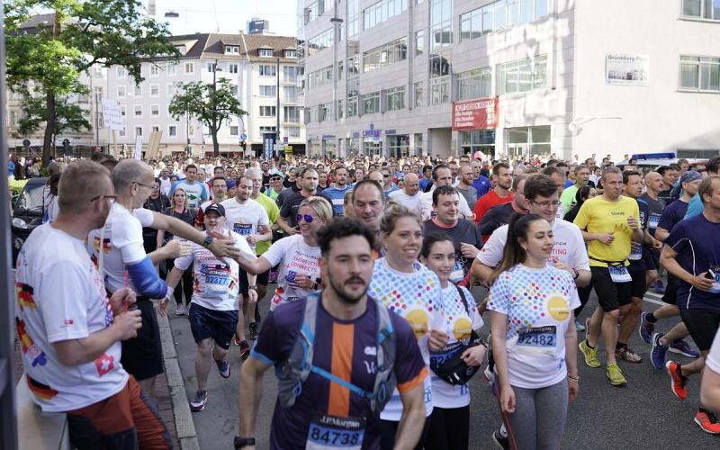 Münch+Münch J.P. Morgan-Lauf 2019 - Abklatschen unter Kollegen am Straßenrand