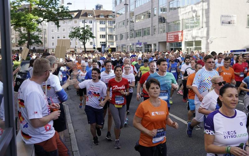 Münch+Münch J.P. Morgan-Lauf 2019 - Abklatschen zwischen Läufer und Fans