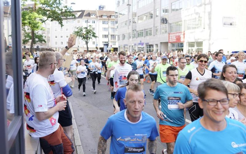 Münch+Münch J.P. Morgan-Lauf 2019 - Läufer und Fans am Straßenrand