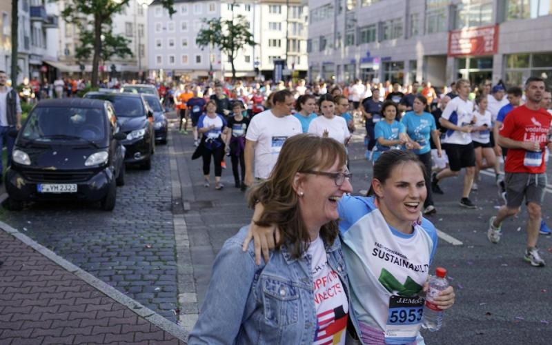 Münch+Münch J.P. Morgan-Lauf 2019 - Ausgelassene Fans am Straßenrand