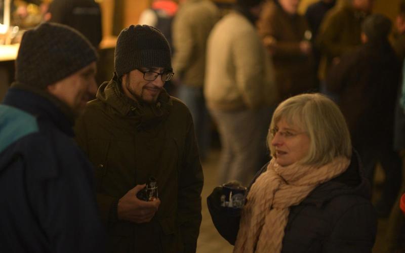 Münch+Münch Weihnachtsfeier 2019 - Personengruppe mit Getränken beim Haus-Weihnachtsmarkt