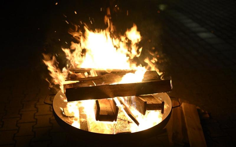 Münch+Münch Weihnachtsfeier 2019 – Feuerschale mit Flammen und Holzscheiten