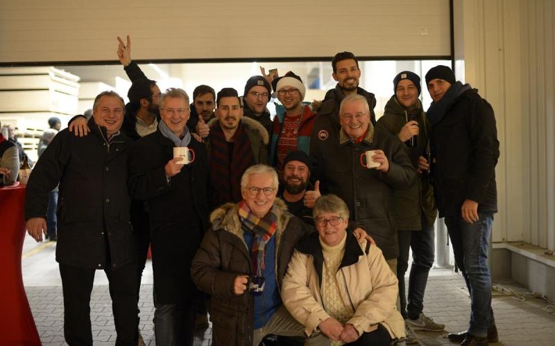 Münch+Münch Weihnachtsfeier 2019 - Weihnachtsgruppenbild vor Produktionshalle