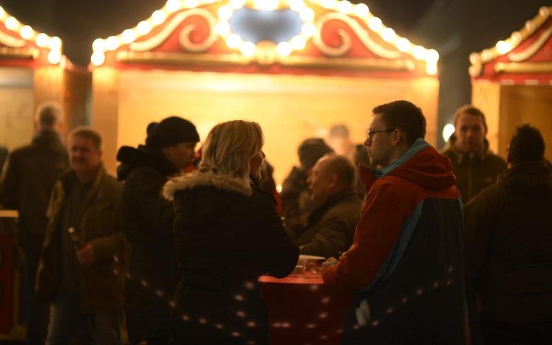 Münch+Münch Weihnachtsfeier 2019 - Personengruppe vor Weihnachtsbuden