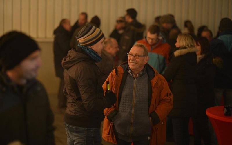 Münch+Münch Weihnachtsfeier 2019 - Personengruppe beim Haus-Weihnachtsmarkt
