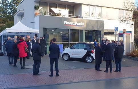 Münch+Münch Frankfurter Volksbank Taunus Sparkasse Eröffnung FinanzPunkt-Filiale Neuenhain – Außenansicht mit Menschenmenge