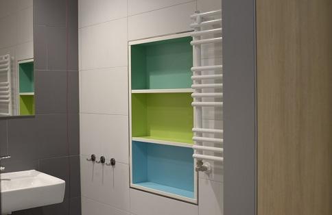 Münch+Münch Bezirkskliniken Mittelfranken - Badezimmer mit Regaldetail
