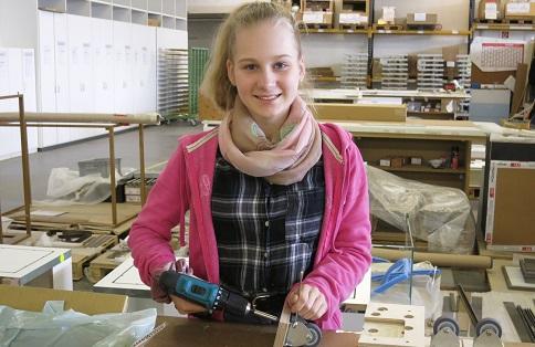 Münch+Münch Girls Day - Teilnehmerin mit Akkuschrauber bei der Arbeit