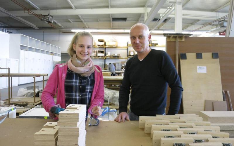 Münch+Münch Girls Day - Teilnehmerin mit Betreuer an der Werkbank