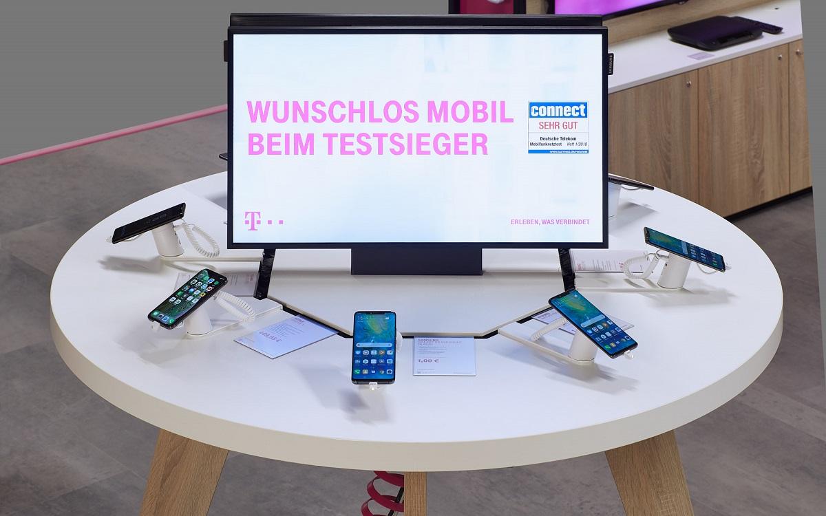 Münch+Münch Telekom Fachmarktkonzept 2.1 - Aktionspräsenter mit Smartphones