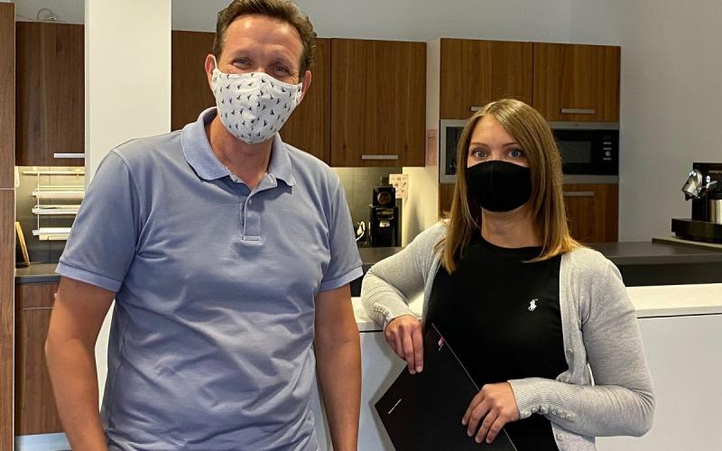 Münch+Münch Jubilare Q3 2020 – Jubilarin und Geschäftsführer mit MNS-Masken