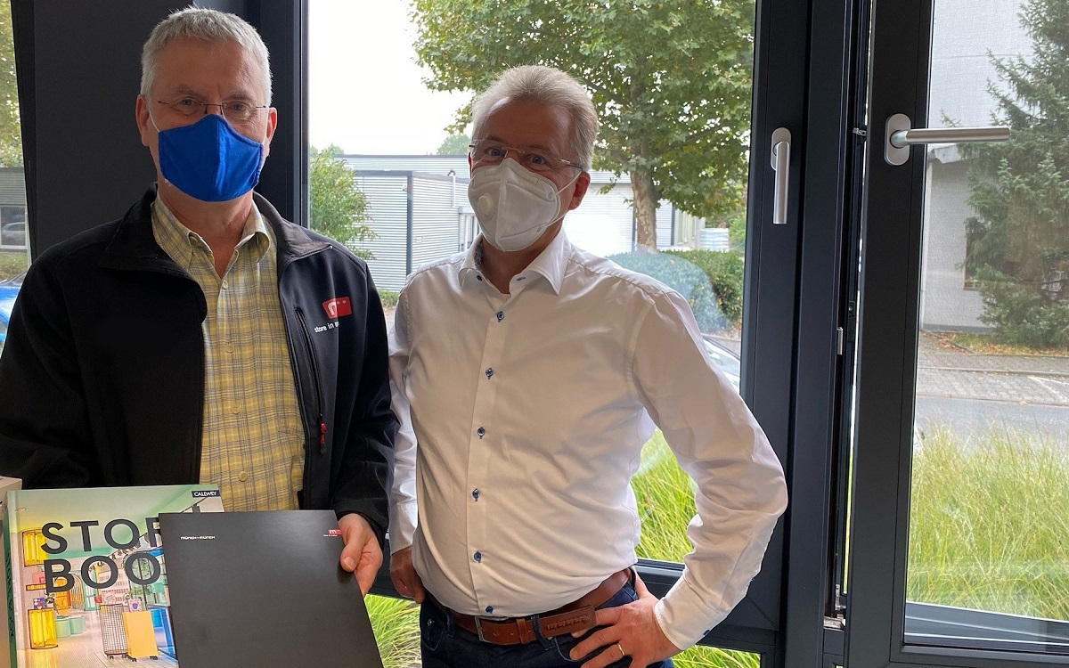 Münch+Münch Jubilar Q4 2020 – Jubilar mit Geschäftsführer und Buchpräsent