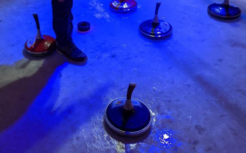 Münch+Münch Teamevent Eisstockschießen – Eisstöcke auf dem Spielfeld