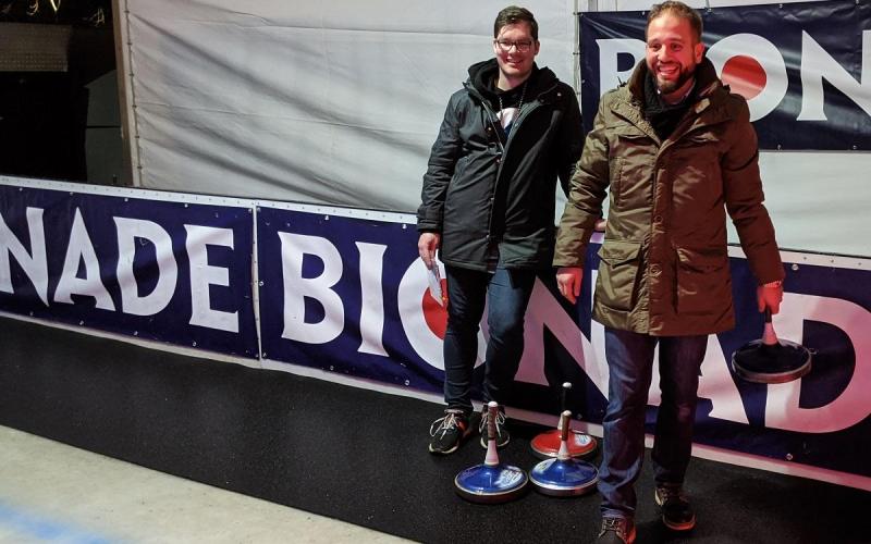 Münch+Münch Teamevent Eisstockschießen – Zwei Personen mit Eisstöcken