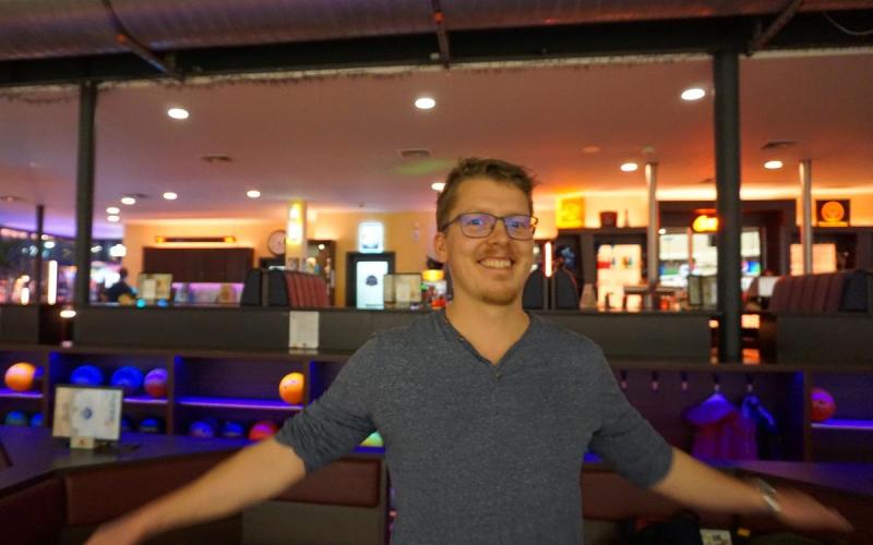Münch+Münch Teamevent Bowling – Person vor Bowlingbar-Kulisse