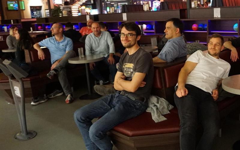 Münch+Münch Teamevent Bowling – Gruppenbild auf Polsterbänken