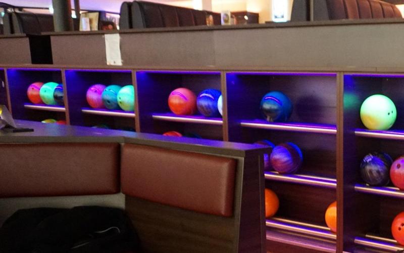 Münch+Münch Teamevent Bowling – Bowlingkugeln im Regal