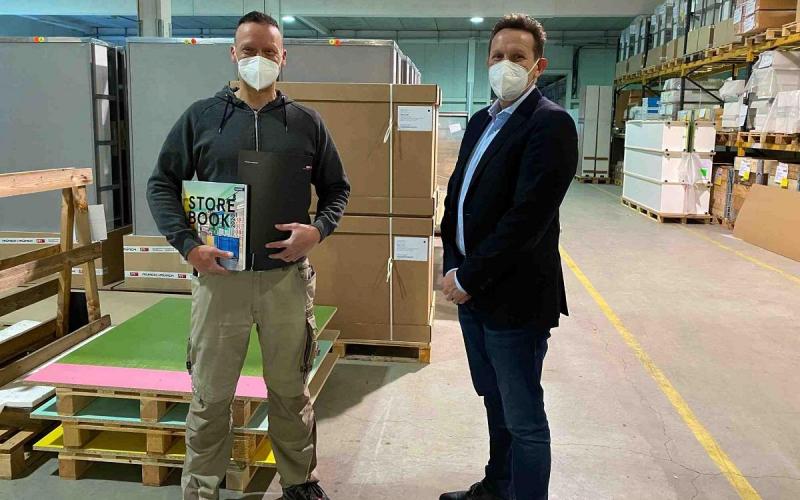Münch+Münch Jubiläen 1. HJ 2021 – Jubilar mit Geschäftsführer und Buchpräsent
