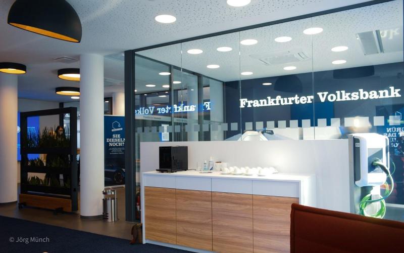 Münch+Münch Frankfurter Volksbank Filiale der Zukunft - Eingangsbereich mit Blick auf LED-Wand