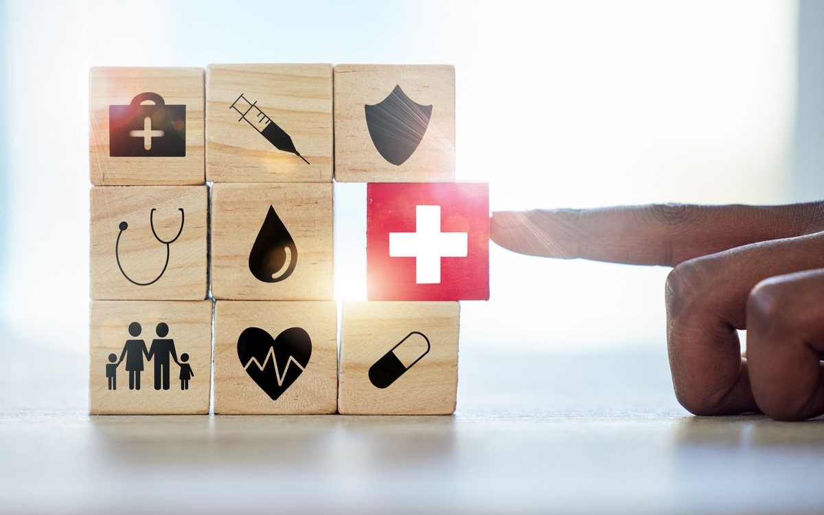 Münch+Münch Betriebliche Krankenversicherung – Bausteine mit medizinischen Symbolen