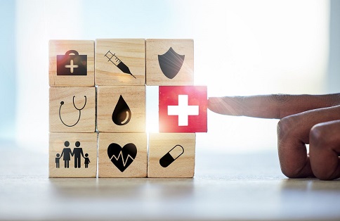 Münch+Münch Betriebliche Krankenversicherung – Bausteine mit medizinischen Symbolen