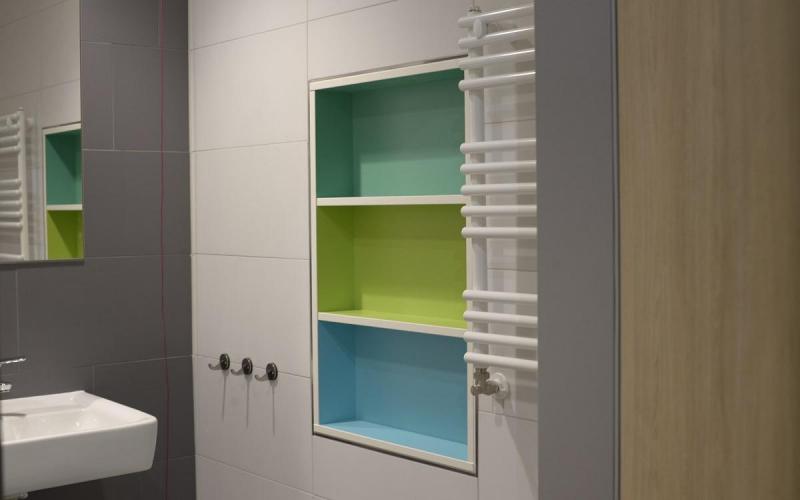 Münch+Münch Projekt Bezirkskliniken Mittelfranken - Detail Badezimmer mit Wandregal