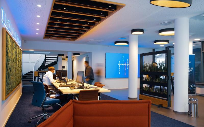 Münch+Münch Frankfurter Volksbank Filialen der Zukunft - Eingangsbereich mit Blick auf LED-Wand