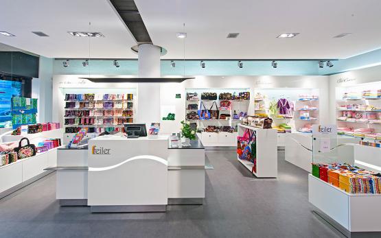 Münch+Münch Projekt Feiler Store Frankfurt - Offene Verkaufsfläche mit Innenraummöbeln und Wandabwicklungen