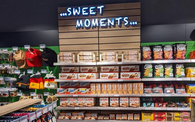 Münch+Münch Hub Convenience Frankfurt Flughafen - Regalwand "Sweet Moments"