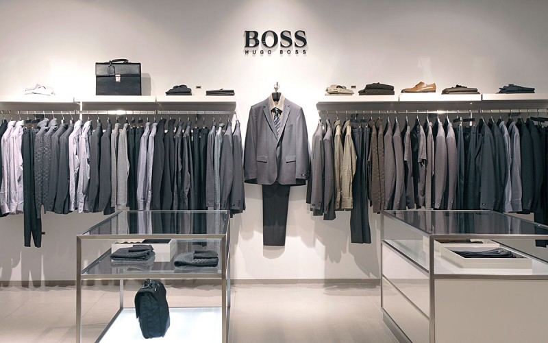 Münch+Münch Projekt Hugo Boss - Glasvitrinen und Warenträger für Anzüge