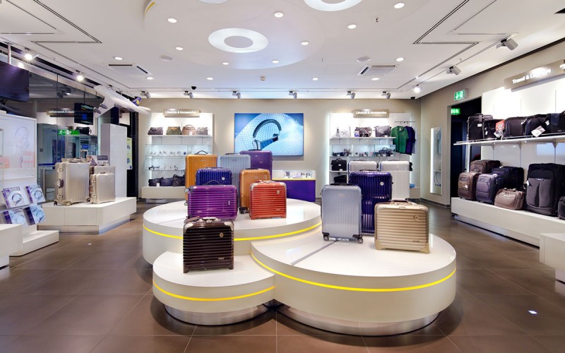 Münch+Münch Projekt Lufthansa WorldShop Flughafen Frankfurt - Totale Ladenbau mit ovalen Produktpodesten