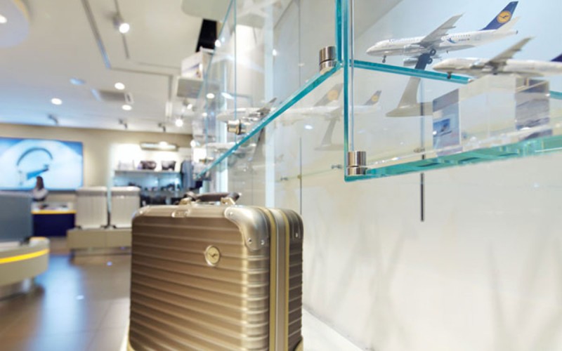 Münch+Münch Projekt Lufthansa WorldShop Flughafen Frankfurt - Detail Reisekoffer vor Glasvitrine